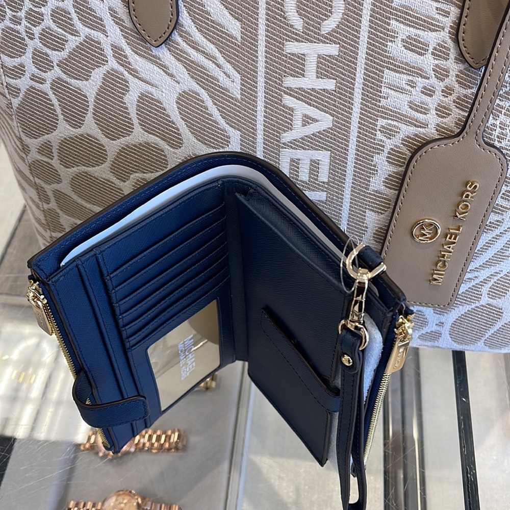 MICHAEL KORS LARGE DOUBLE ZIP WRISTLET WALLET PHONE CASE 
Navy 
NWT - Picture 14 of 16